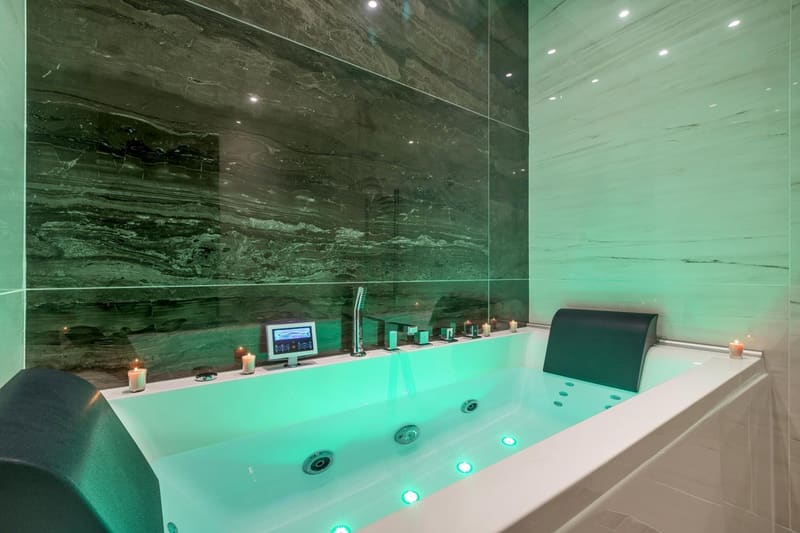 Private hot tub at Résidence Montaigne - Luxurious - 350m Palais - LRA Cannes, Cannes — photo 2