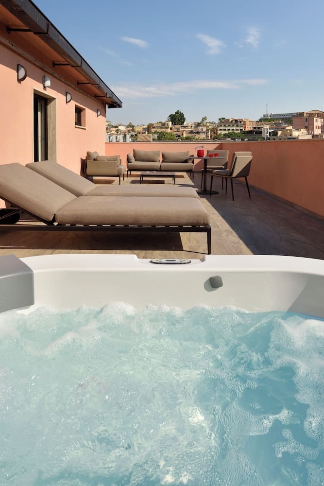 Private hot tub at FH55 Grand Hotel Palatino, Rome — photo 2