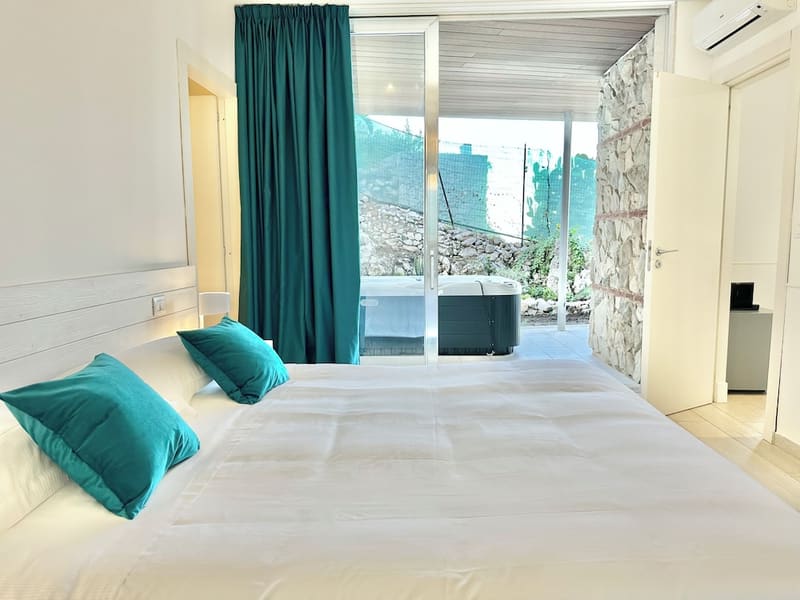 Private hot tub at Isola Bella Infinity Suites, Taormina — photo 3