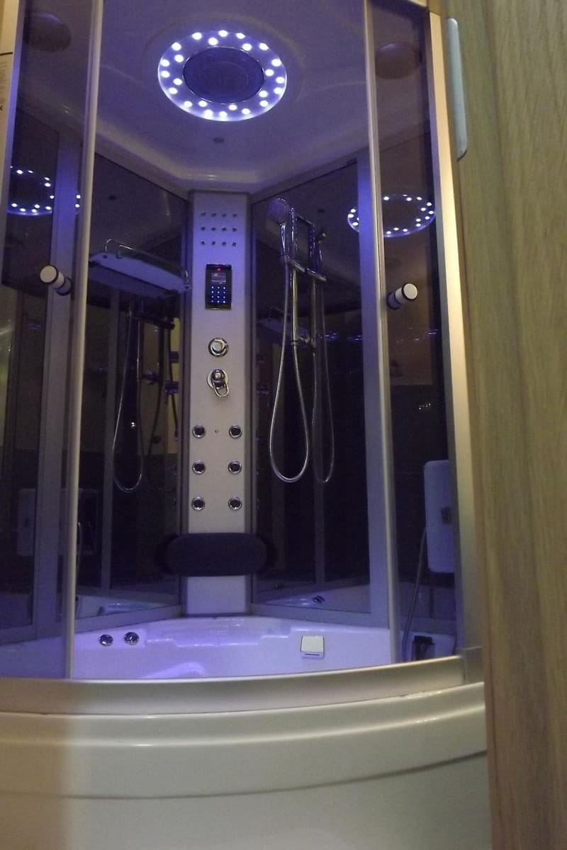 Private hot tub at Gio' Suites, Rome, photo 2