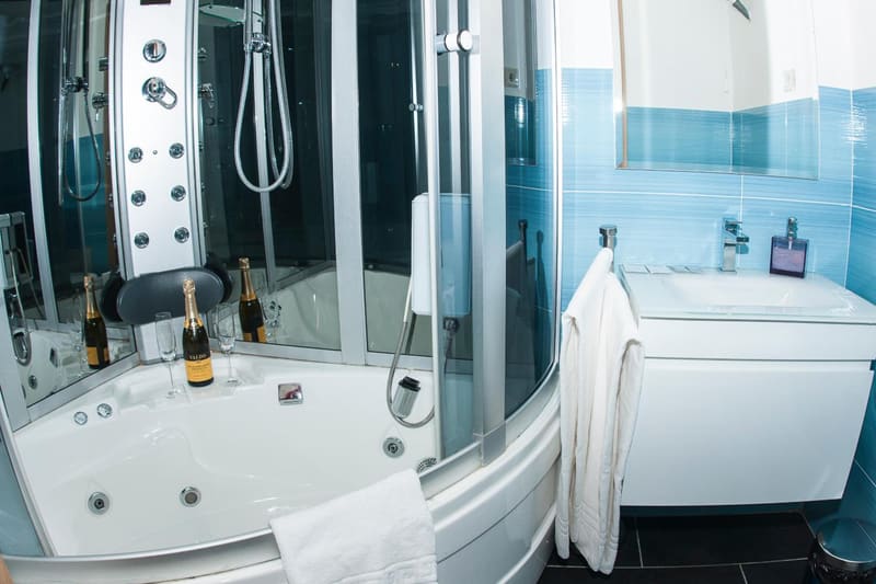 Private hot tub at Gio' Suites, Rome