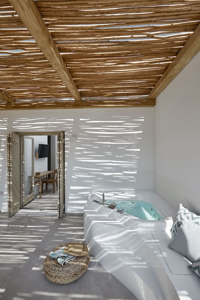 Private hot tub at Arco Solium Suites, Milos — photo 5