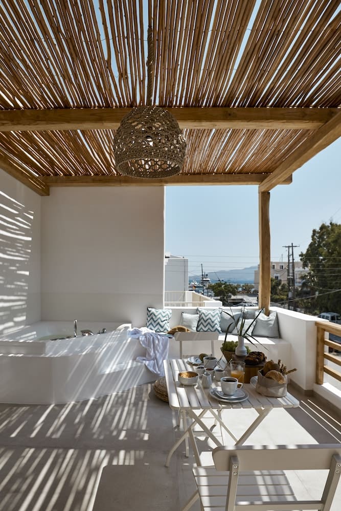 Private hot tub at Arco Solium Suites, Milos — photo 6