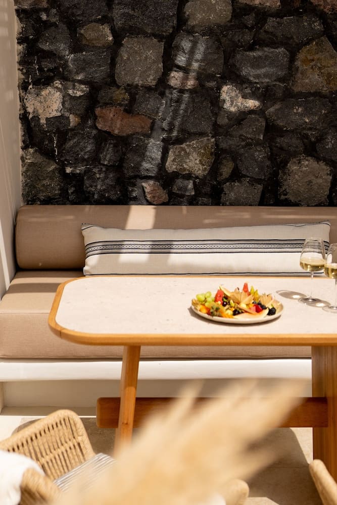 Private hot tub at Santo Mine Oia Suites, Santorini — photo 4
