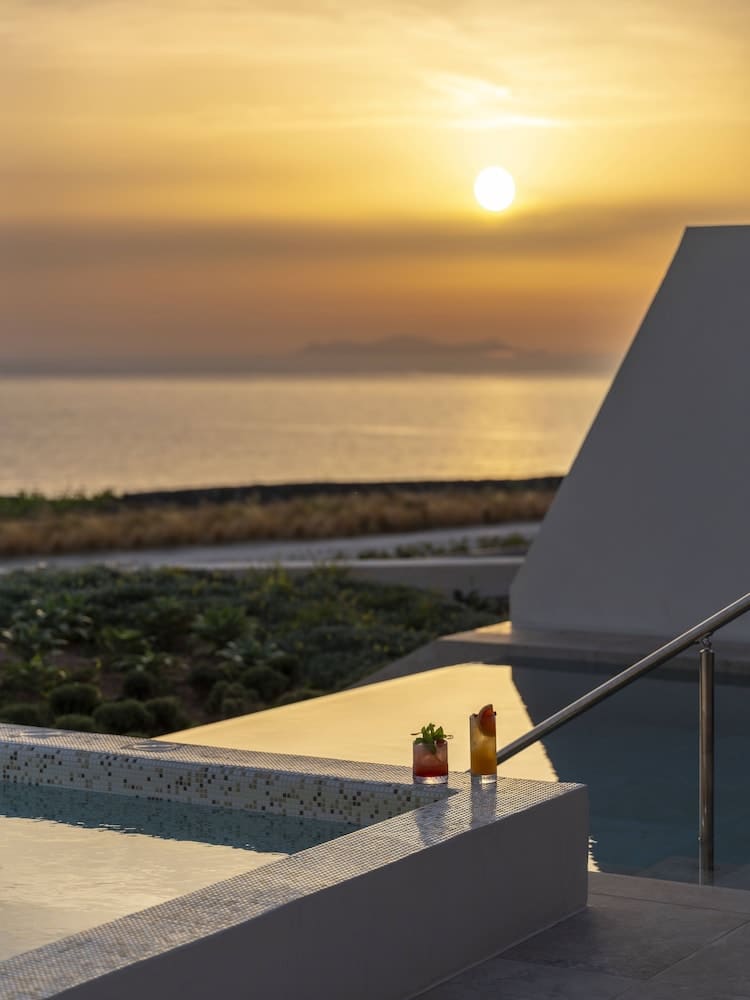 Private hot tub at Santo Mine Oia Suites, Santorini, photo 3