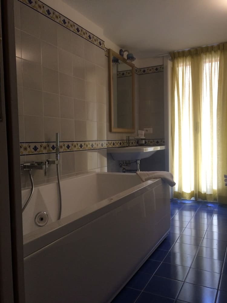 Private hot tub at Villa La Tartana, Positano — photo 2