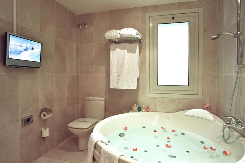 Private jacuzzi at Hotel Roger de Llúria, Barcelona, photo 4