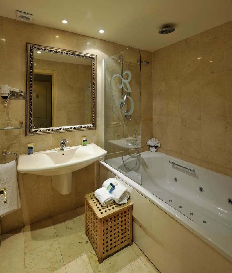 Private jacuzzi at Hotel Roger de Llúria, Barcelona