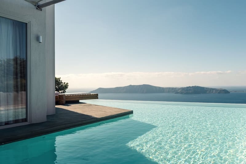 Private plunge pool at West East Suites, Santorini — photo 4