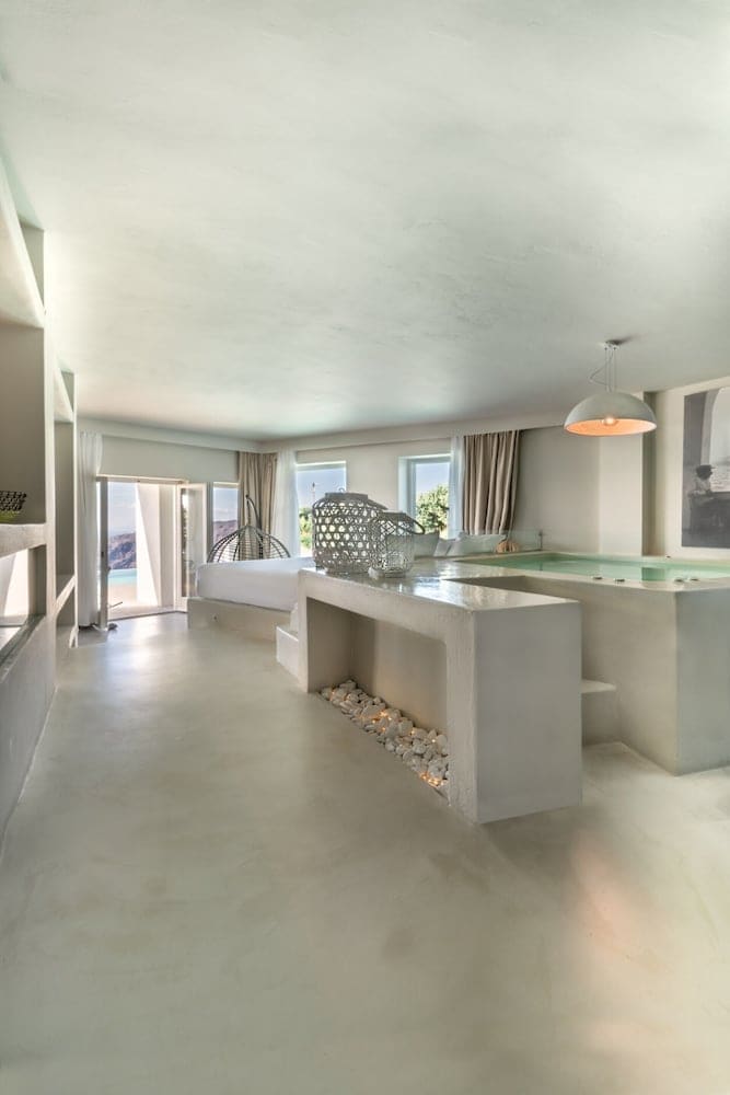 Private plunge pool at West East Suites, Santorini — photo 5