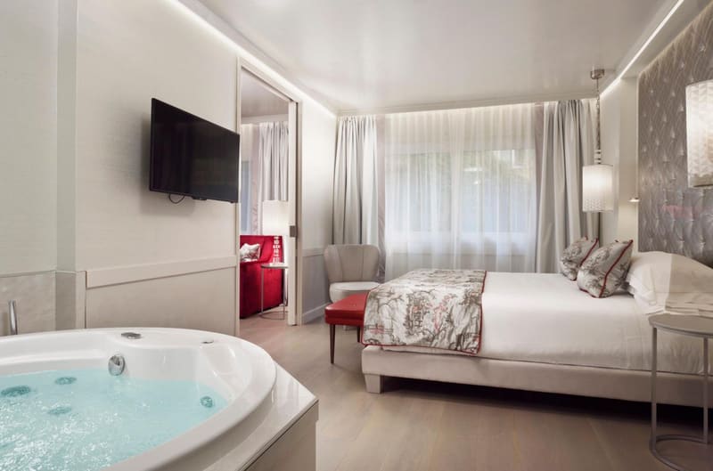 Private jacuzzi at Ponte Vecchio Suites & Spa, Florence