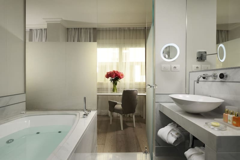 Private jacuzzi at Ponte Vecchio Suites & Spa, Florence — photo 5