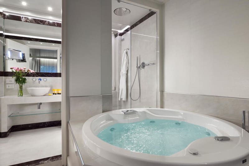 Private jacuzzi at Ponte Vecchio Suites & Spa, Florence — photo 2