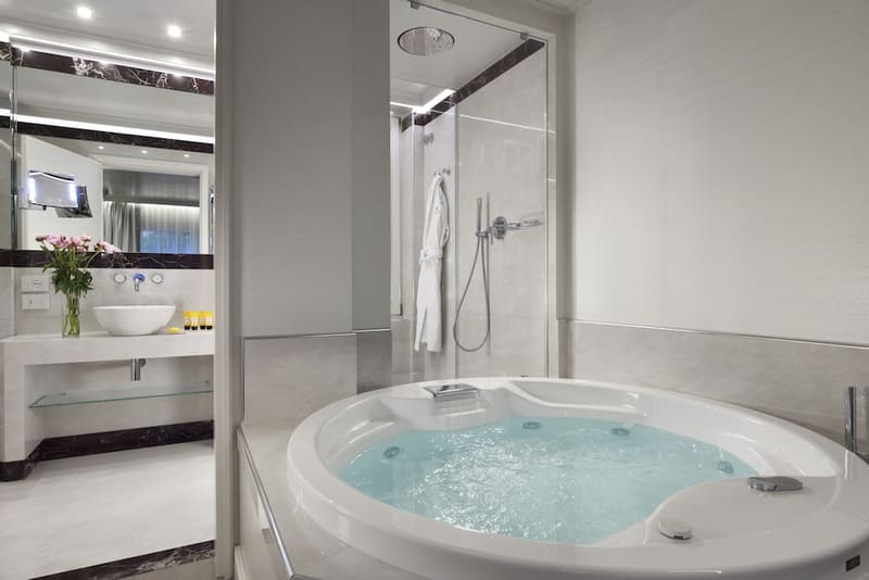 Private jacuzzi at Ponte Vecchio Suites & Spa, Florence — photo 4