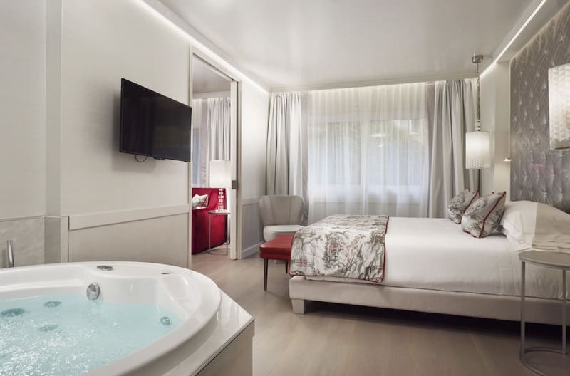 Private jacuzzi at Ponte Vecchio Suites & Spa, Florence — photo 3