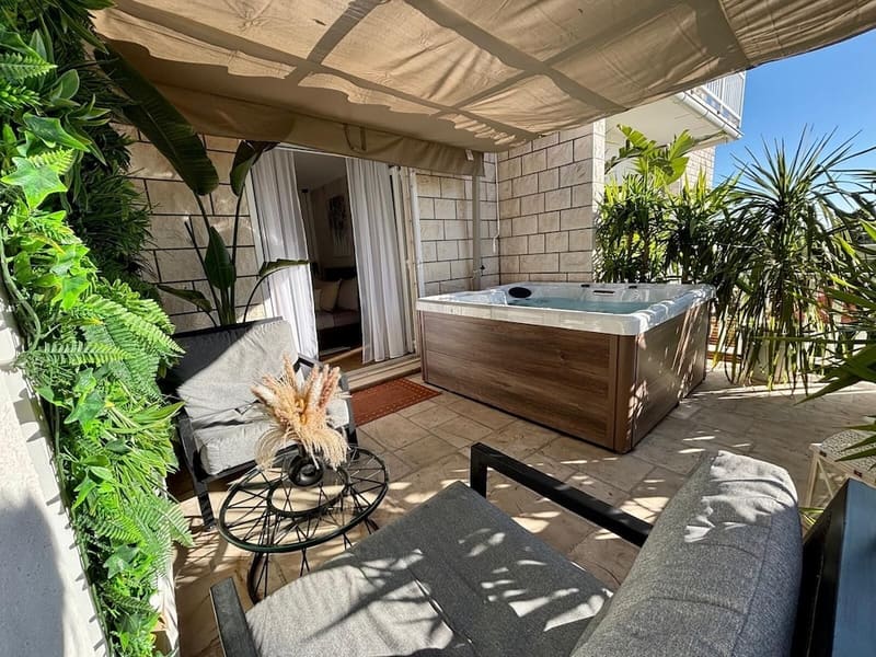 Hotels with a private in-room jacuzzi, hot tub or plunge pool in Hvar