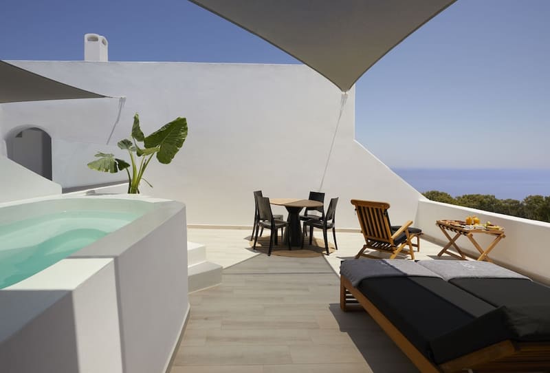 Private hot tub at Kalisti Hotel & Suites, Santorini — photo 2