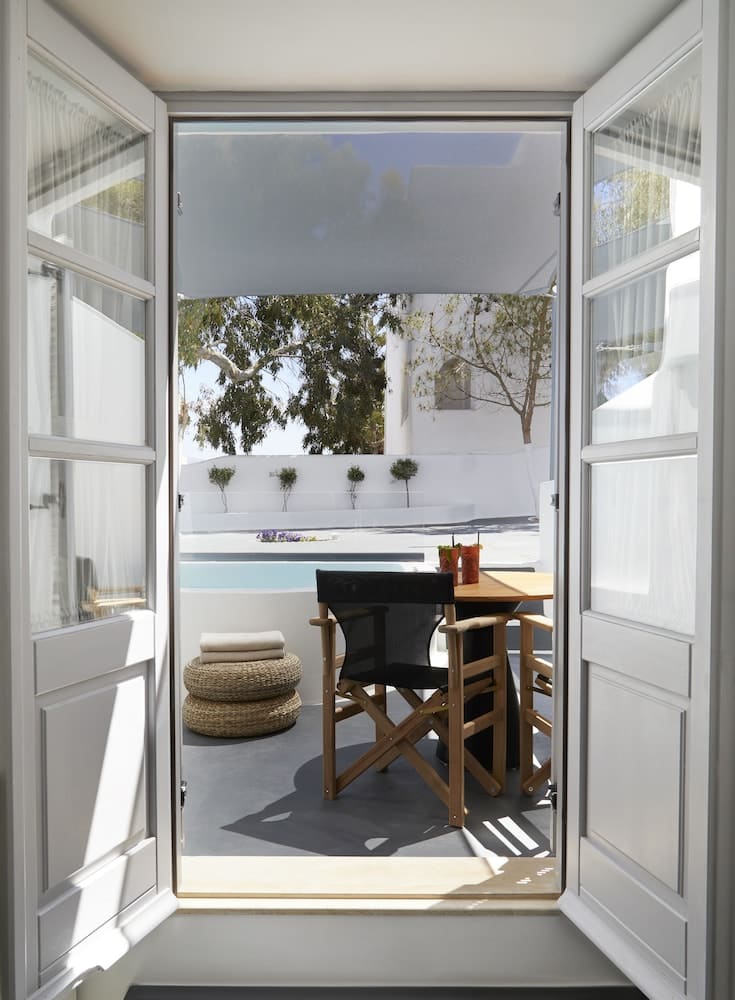 Private hot tub at Kalisti Hotel & Suites, Santorini — photo 4