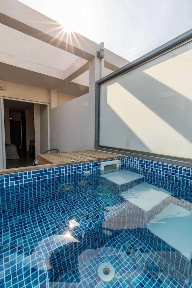 Private jacuzzi at Venezia Resort Hotel & Spa, Rhodes — photo 2