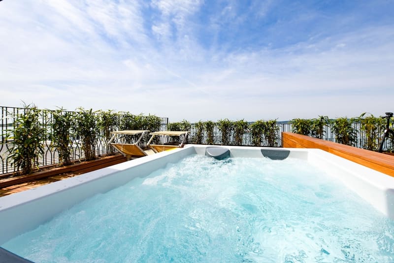 Private hot tub at Hotel Flaminia, Sirmione — photo 2