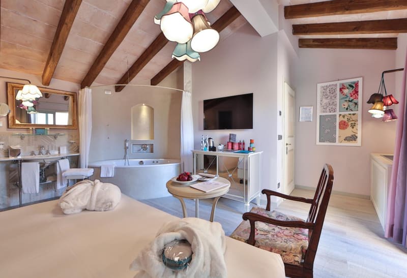 Private hot tub at Ville Sull'Arno - Preferred Hotels & Resorts, Florence, photo 3