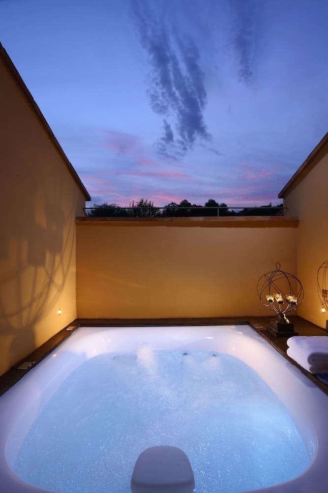 Private hot tub at Ville Sull'Arno - Preferred Hotels & Resorts, Florence — photo 2