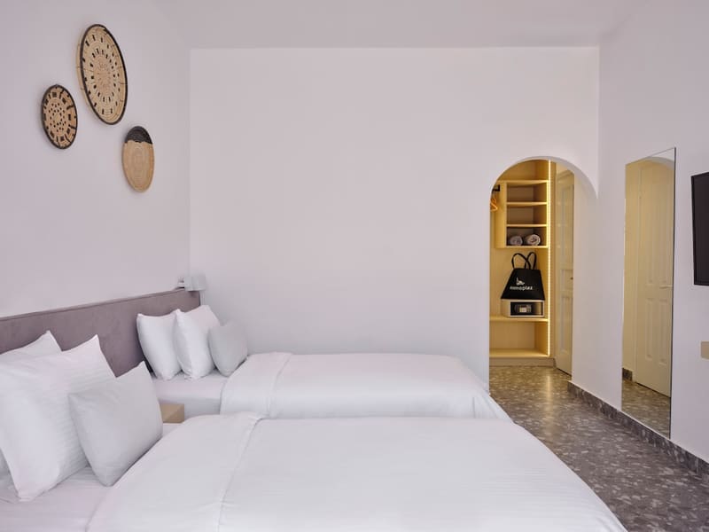 Private plunge pool at Kosmoplaz Beach Hotel, Mykonos — photo 5