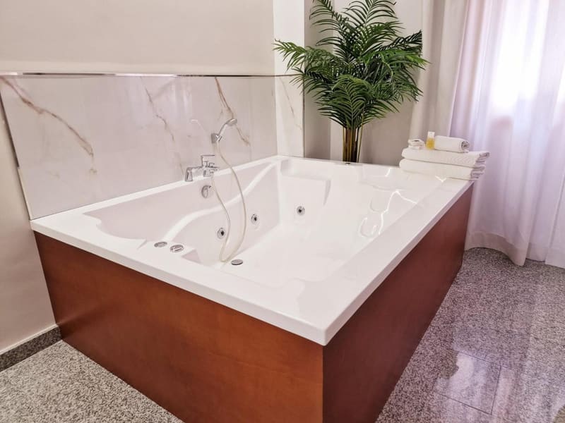 Private hot tub at Hotel Plaza Del Castillo, Malaga — photo 2
