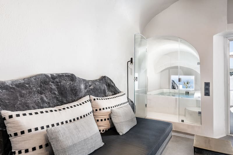 Private hot tub at On The Rocks Hotel, Santorini — photo 6
