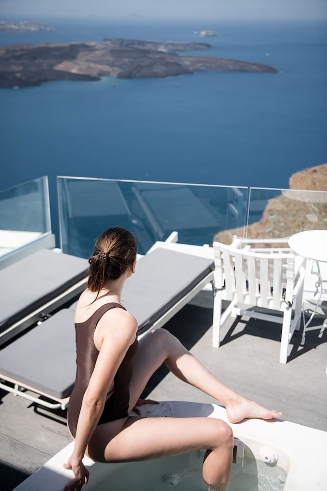 Private hot tub at On The Rocks Hotel, Santorini — photo 4