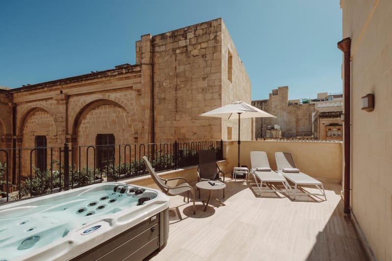 Private hot tub at San Karlu, Valletta — photo 3