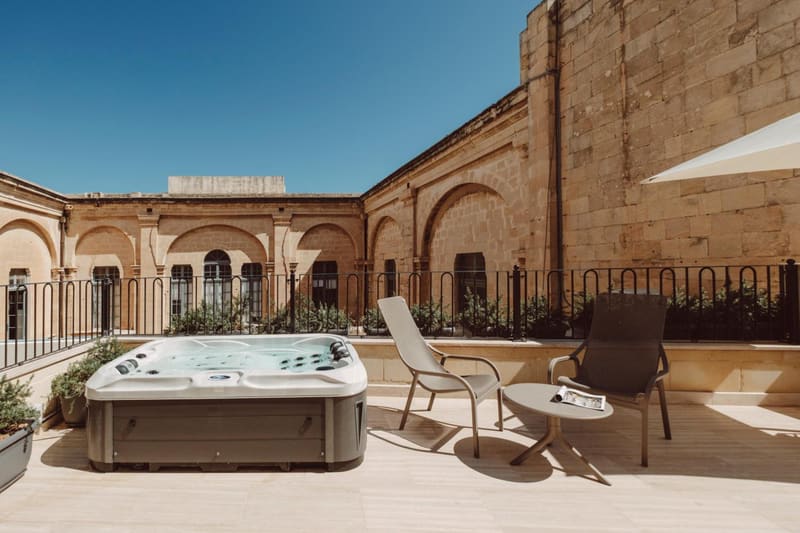 Private hot tub at San Karlu, Valletta
