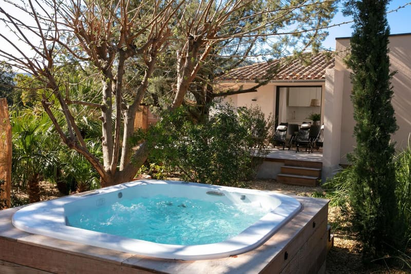Private hot tub at Domaine Santa Giulia Palace, Porto-Vecchio — photo 3