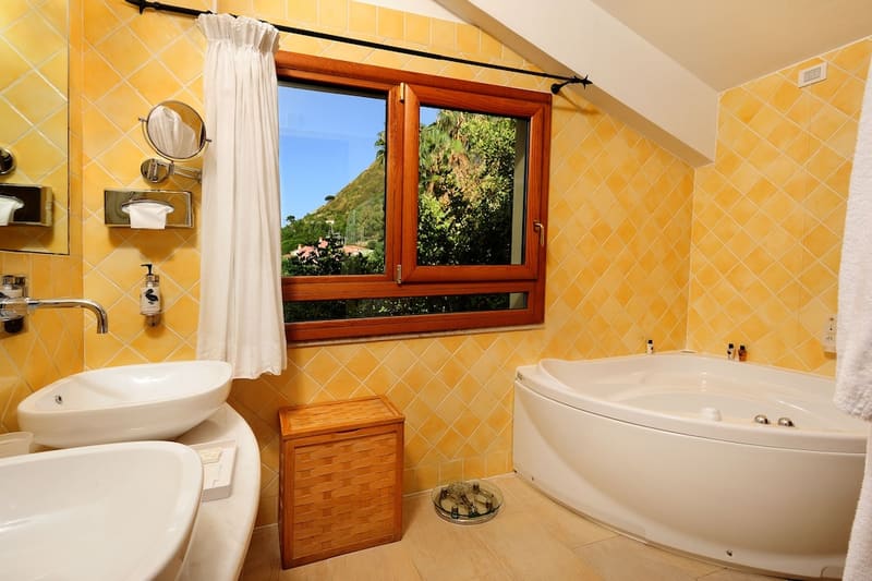 Private hot tub at Alberi del Paradiso, Cefalu