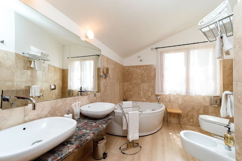 Hotels with a private in-room jacuzzi, hot tub or plunge pool in Cefalu
