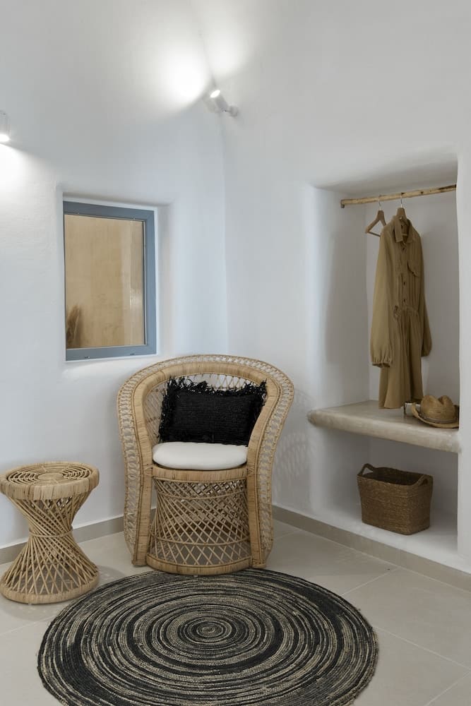 Private plunge pool at You And Me Suites, Santorini — photo 4