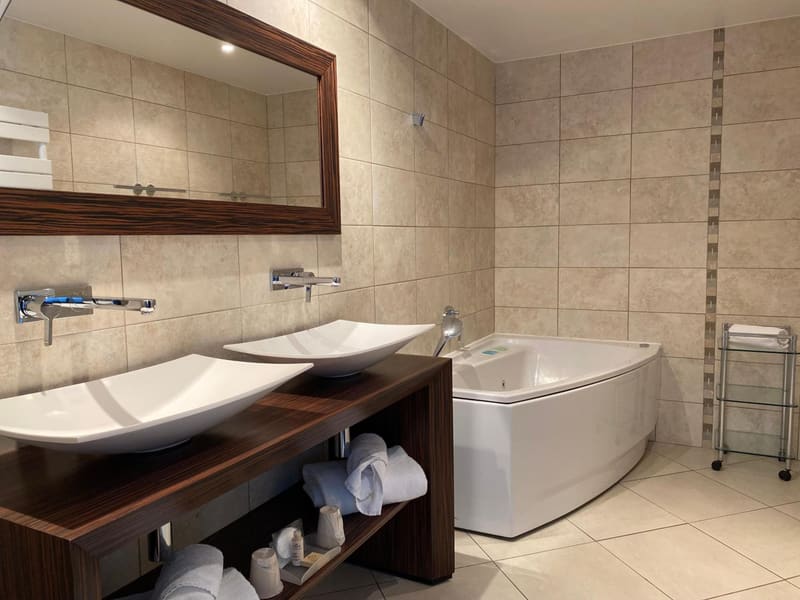 Private hot tub at Best Western Premier Le Patio des Artistes Wellness Jacuzzi, Cannes