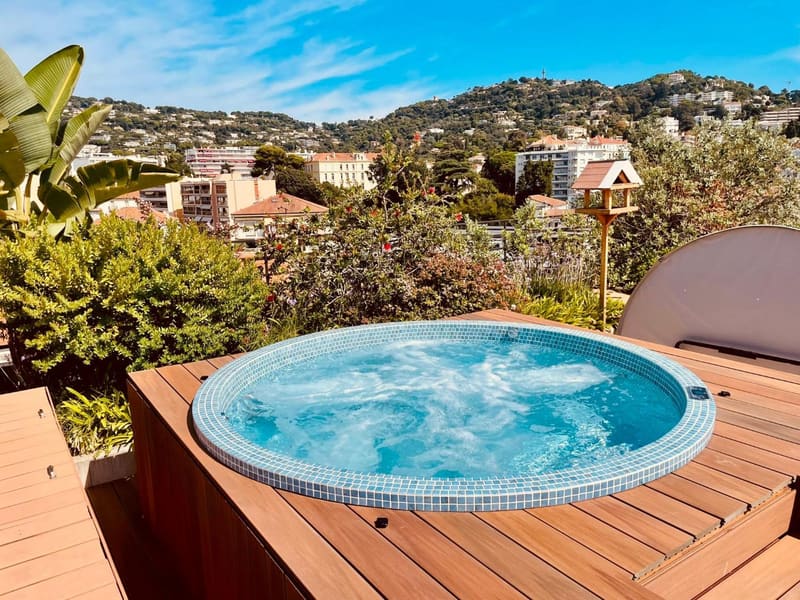 Private hot tub at Best Western Premier Le Patio des Artistes Wellness Jacuzzi, Cannes — photo 3