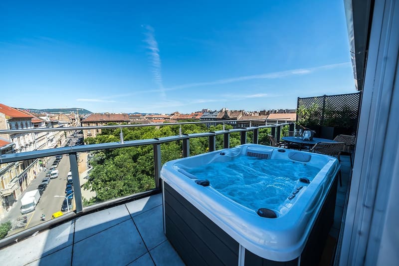 Private jacuzzi at Up Hotel Budapest, Budapest — photo 4