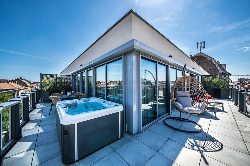 Private jacuzzi at Up Hotel Budapest, Budapest — photo 5