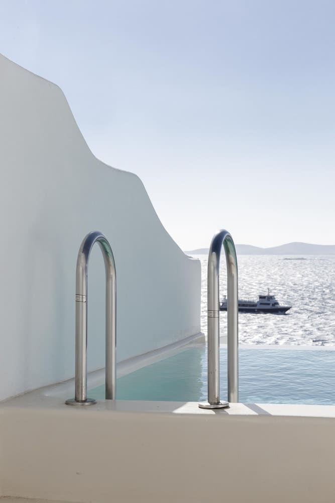 Private hot tub at Kouros Hotel & Suites, Mykonos, photo 6
