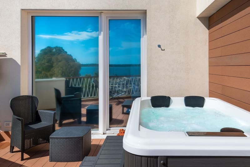 Private hot tub at Archinuè Suite & Apartments, Syracuse — photo 2