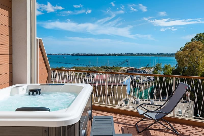 Private hot tub at Archinuè Suite & Apartments, Syracuse — photo 3