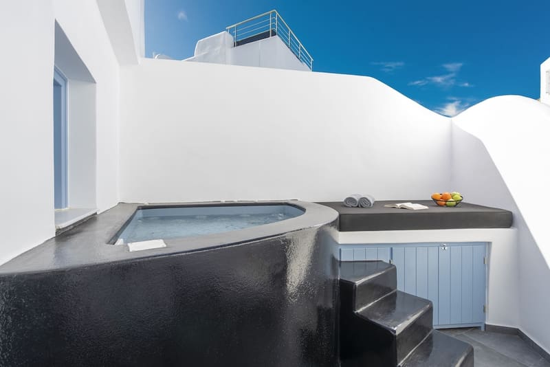 Private hot tub at Sole d'oro Luxury Suites, Santorini