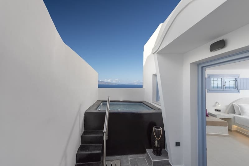 Private hot tub at Sole d'oro Luxury Suites, Santorini — photo 6