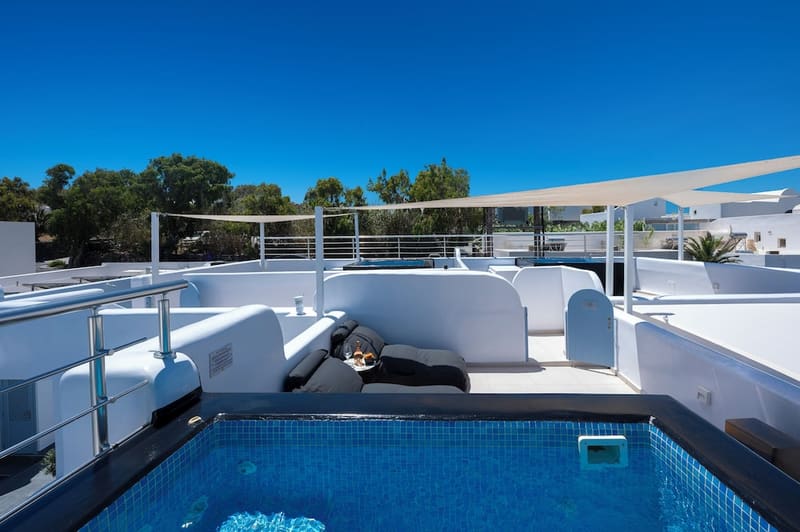 Private hot tub at Sole d'oro Luxury Suites, Santorini — photo 3