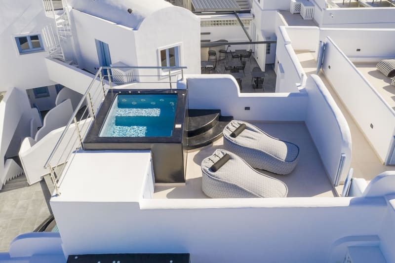 Private hot tub at Sole d'oro Luxury Suites, Santorini — photo 4