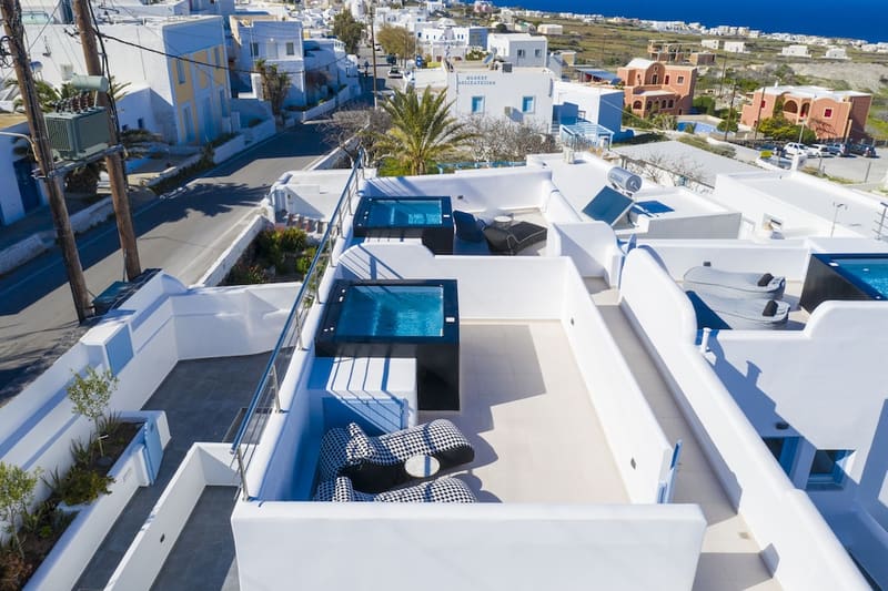 Private hot tub at Sole d'oro Luxury Suites, Santorini — photo 5