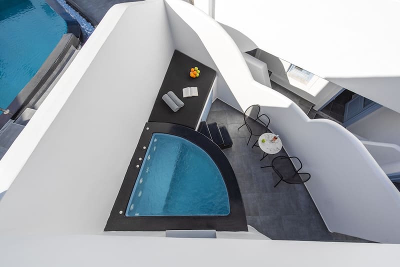 Private hot tub at Sole d'oro Luxury Suites, Santorini — photo 2