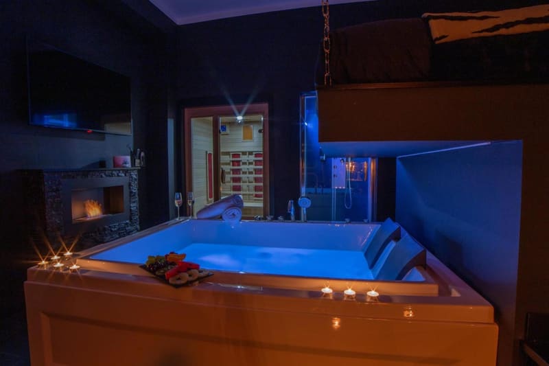Private hot tub at Love Suite Roma - Il Nido d'Amore, Rome